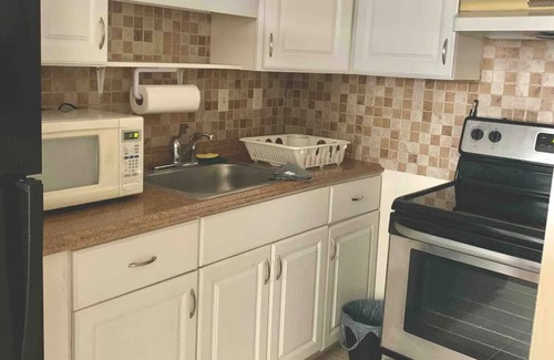 West Little Havana Casa | Habitación Privada cerca del Aeropuerto de Miami – Estacionamiento Gratis