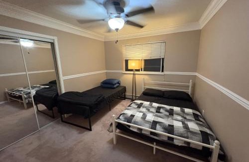 Delta Casa | Private Room Near Transit, Shopping, High Speed Wi-Fi, Parking