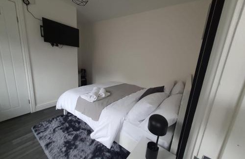Erdington Casa | Private Room Sleeps 2 with Ensuite & Parking