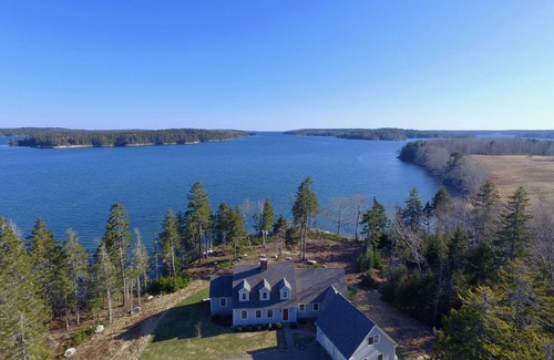 Waldoboro Casa | Entorno privado con vista frontal al agua y comodidades de 5 estrellas