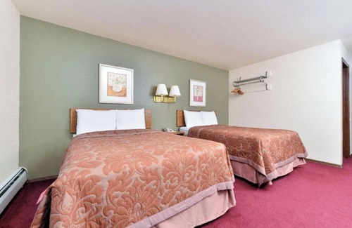 Staples Hotel | Private Stay w/ Flat-Screen TV + Breakfast – Steps From Staples Station