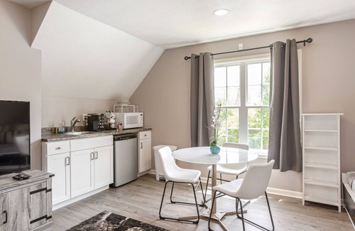 Druid Hills Apartamento | Private Studio Above Garage w/Hot tub Only 1 Mile to Downtown Hendersonville