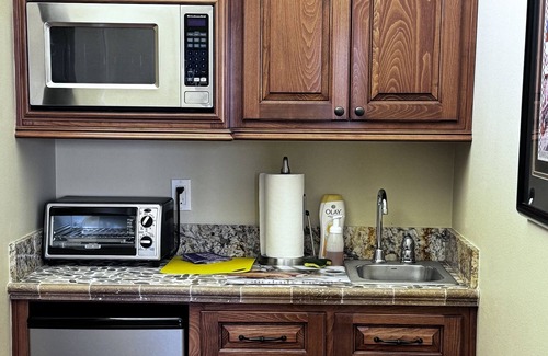 Estates at Canyon Crest Cabaña | private studio cottage on private gated estate