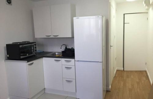 Wallington North Apartamento | Private Studio home away from home .