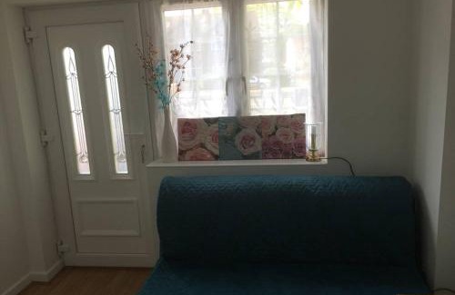 Wallington North Apartamento | Private Studio home away from home .