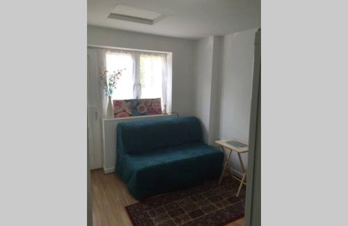 Wallington North Apartamento | Private Studio home away from home .