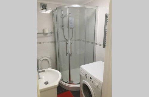 Wallington North Apartamento | Private Studio home away from home .