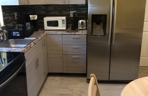 South Gate Ridge Apartamento | Private Studio with pool 4.8 mil. from the beach!