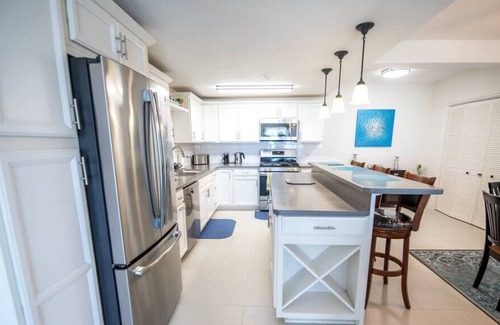 Southampton Apartamento | Relax and soak in the stunning Southshore sunsets from all areas of this property