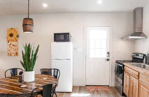 Enid Cabina | Private Sunset Lodge Suite w/ Whirlpool Tub +View!