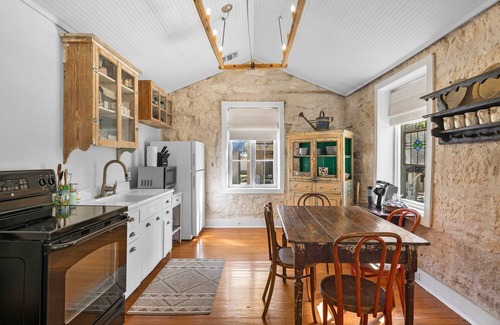 Comfort Casa | Private Two Bedroom House with 2 Bathrooms, Living Room, Kitchen and Porch