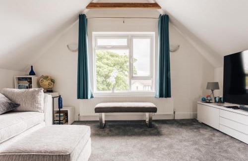 Boscombe Apartamento | Private Two Bedroom Residence in Southbourne - Private Parking - Off the High Street - Minutes Away from the Beach