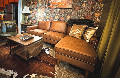 Russell Apartamento | PRIVATE UPPER LEVEL CONDO-1BED/1BATH/BALCONY/GRILL/FIREPIT/LAUNDRY--SLEEPS UP TO 4PP-RUSSELL KS