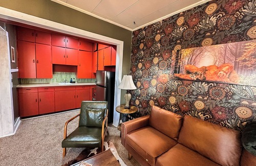 Russell Apartamento | PRIVATE UPPER LEVEL CONDO-1BED/1BATH/BALCONY/GRILL/FIREPIT/LAUNDRY--SLEEPS UP TO 4PP-RUSSELL KS