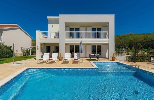Diminici Villa | Casa de vacaciones privada con A/C, piscina privada, WIFI, jacuzzi, TV, terraza