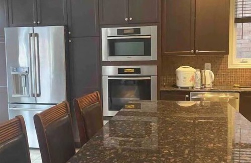Brampton Casa | Private Whole house 6 bedrooms 3.5 bathrooms