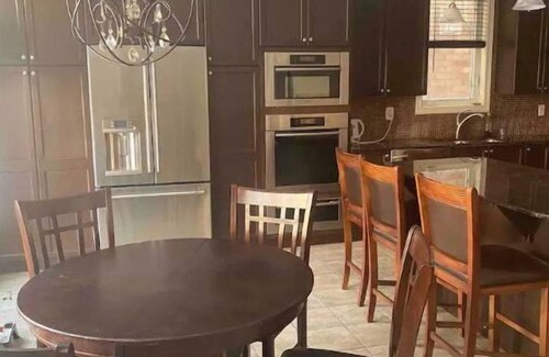 Brampton Casa | Private Whole house 6 bedrooms 3.5 bathrooms