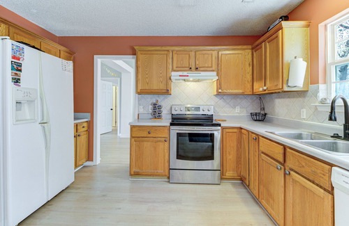 Myrtle Grove Casa | Private Wooded Retreat Near Beach & Town