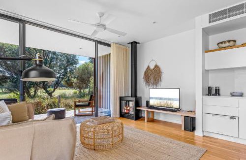 Shoalhaven Heads Casa | Privately Managed Golf View Villa 3 Bangalay Villas