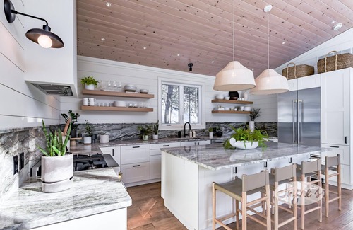 Muskoka Lakes Cabaña | Professionally styled luxurious 4 bdrm 3 bath cottage on Lake Joe!