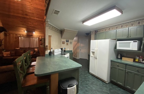 McNeill Cabina | PROMO 20% WEEKLY AND 25% MONTHLY DISCOUNT! Creekside Cabin #2 “The Lodge”