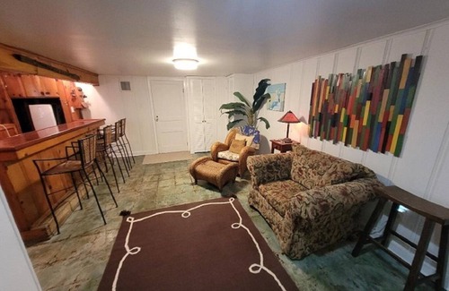 Marlyville - Fontainebleau Casa | PROMO 5% WEEKLY /10% MONTHLY DISCOUNT Spacious 1 BR near Universities