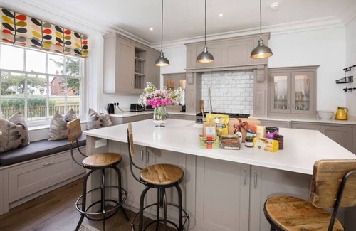 York Casa | Prospect House sleeps 14, dog friendly