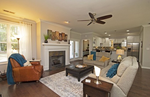 Peachtree City Casa | Nuevo, plano de planta abierto, elegantemente amueblado Peachtree City Ranch