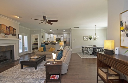 Peachtree City Casa | Nuevo, plano de planta abierto, elegantemente amueblado Peachtree City Ranch