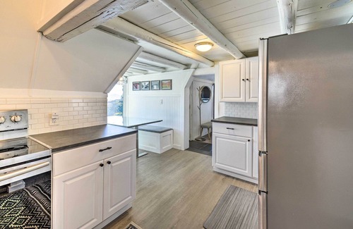 West Hills Cabina | Puget Sound Cabin with Hot Tub and Water Views!