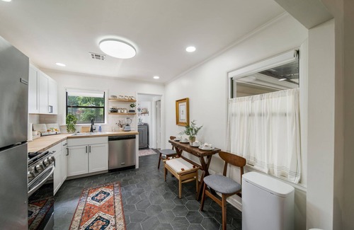 Sunrise Terrace Casa | Pure Comfort by the Expo; hot-tub, pets, families!