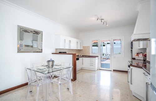 Puerto Calero Villa | PURO LUJO 4 dormitorios 5 baños Villa con piscina climatizada, aire acondicionado y bañera de hidromasaje