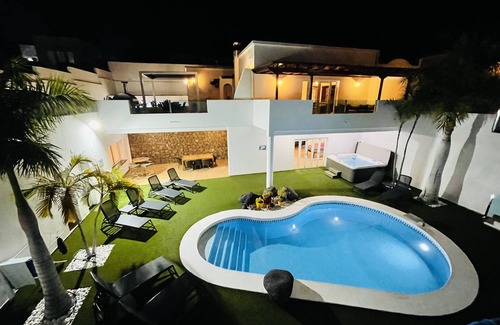 Puerto Calero Villa | PURO LUJO 4 dormitorios 5 baños Villa con piscina climatizada, aire acondicionado y bañera de hidromasaje