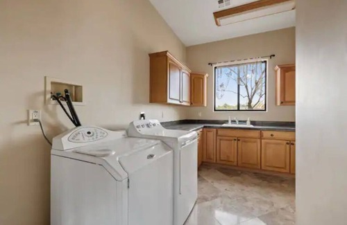 Rio Verde Foothills Casa | Purple Mountains Majesty w/2 Jacuzzis + Pool Table