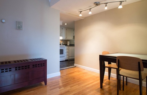 Commonwealth Apartamento | Acogedor, Patio, Piscina, y Whole Foods