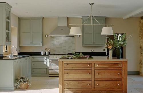 Broadway Villa | Pye Corner a Cotswold Manor with outdoor heated pool
