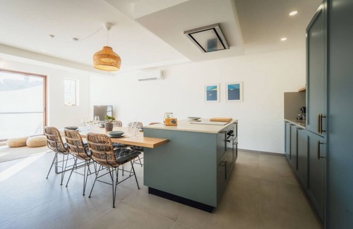 Qala Apartamento | Qala Skyview Penthouse – Pool, Sunsets & BBQ Area