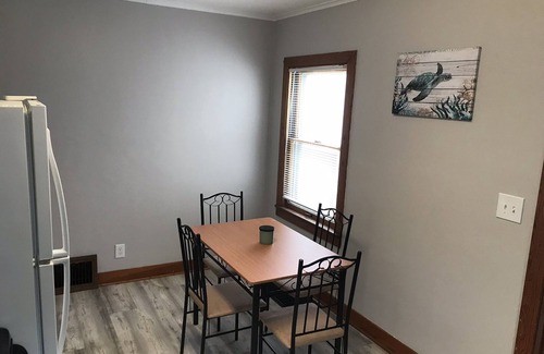 Port Clinton Casa | QUAINT 2BR LAKE COTTAGE 1 MINUTE WALK TO JET EXPRESS AND RESTAURANTS