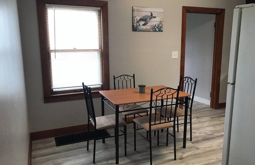 Port Clinton Casa | QUAINT 2BR LAKE COTTAGE 1 MINUTE WALK TO JET EXPRESS AND RESTAURANTS