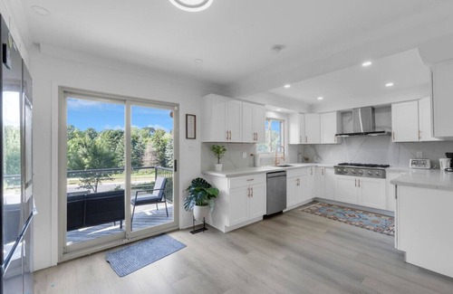 Erin Mills Apartamento | Quaint 3BR - 5 min to UTM/Erindale Park + Parking