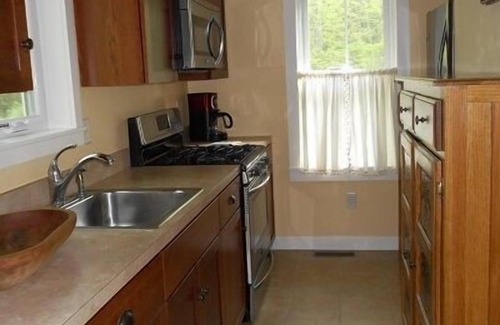 Gilford Casa | Cabaña pintoresca y acogedora ubicada en el corazón de todo lo que el lago tiene para ofrecer