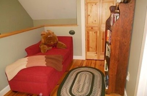 Gilford Casa | Cabaña pintoresca y acogedora ubicada en el corazón de todo lo que el lago tiene para ofrecer