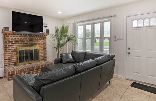 Bristol Casa | Quaint Bristol Home - Walk to Dining & Wharf!