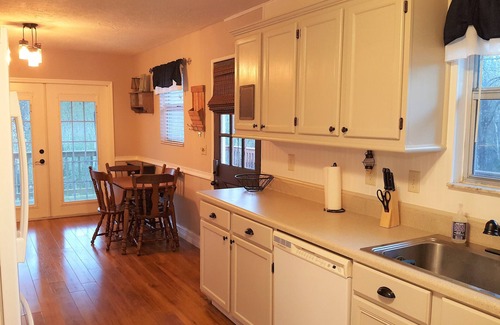 Floral City Casa | Retiro pintoresco de la cabina en un acre arbolado cercado con un canal hasta el río