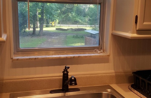 Floral City Casa | Retiro pintoresco de la cabina en un acre arbolado cercado con un canal hasta el río