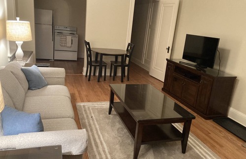 Whitefish Bay Apartamento | Quaint coach house apartment located minutes from downtown Milwaukee