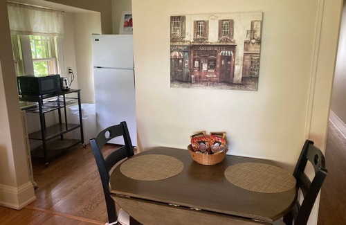 Whitefish Bay Apartamento | Quaint coach house apartment located minutes from downtown Milwaukee