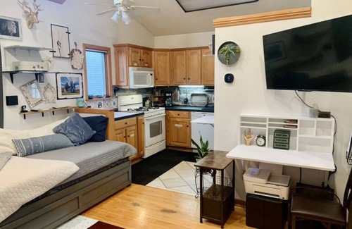 St. Louis Park Casa | Quaint Cottage, a Wanderstay of Tranquility hidden in the heart of Minneapolis