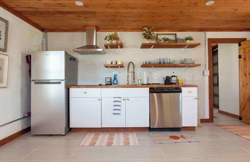Buckner Casa | Quaint Cottage Downtown Buckner