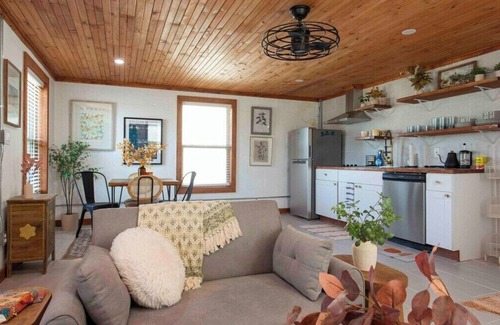 Buckner Casa | Quaint Cottage Downtown Buckner